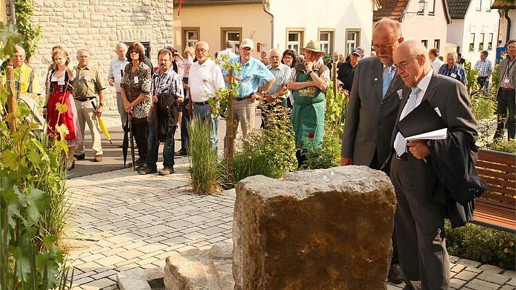 Die Jury mitglieder begutachten den neu gestalteten Platz an der Turmstraße.  Fotos: Molitor
