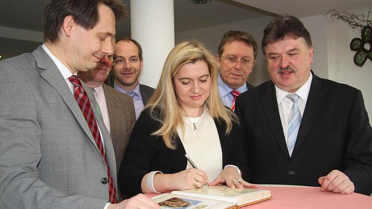 Melanie Huml trägt sich ins Gästebuch der Stadt ein.