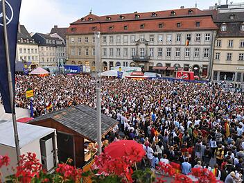 Tausende Fußballfans auf dem Maxplatz: Der Stadtrat berät am Mittwoch darüber, Public-Viewing-Veranstaltungen wie die Übertragung großer Fußball-Events können für Anwohner in der Bamberger Innenstadt in Lärmbelästigung ausarten. Archivbild: Ronald Rinklef