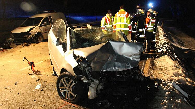 Blick auf die Unfallstelle mit dem Golf des Unfallverursachers und dem Caddy  Foto: Friedwald Schedel