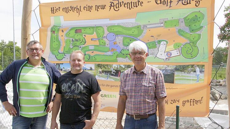 Bodo Korczynski, Josef Zeitler und Uli Pechtold vor dem Plan der im Bau befindlichen Anlage Foto: Josef Hofbauer