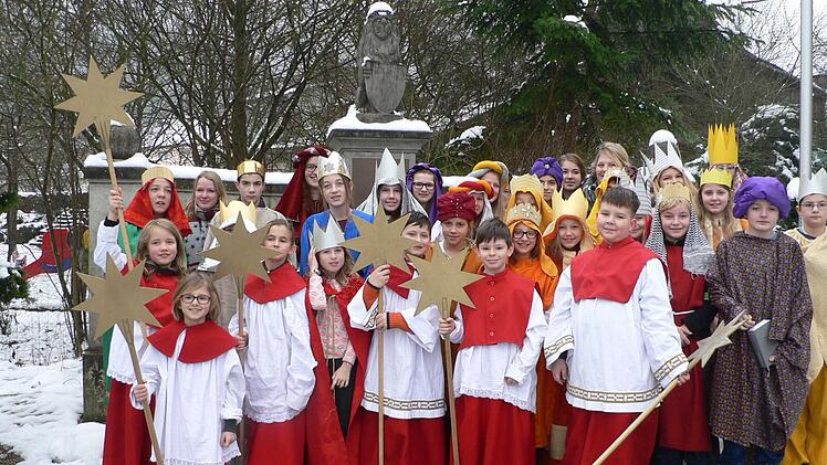 Respekt für dich, für mich für andere: Nach dem Motto der diesjährigen Sternsingeraktion machten sich 30 Sternsinger aus Winkels auf den Weg, um Geld für Bolivien zu sammeln. Den feierlichen Wortgottesdienst vor der Aussendung der Sternsinger zelebrierten die Gemeindereferentin Petra Strauß und Wortgottesdienstleiterin Karin Holzapfel.  Foto: privat