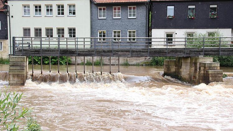 Das Nadelwehr am Steinwehr wurde teilweise geöffnet, um den Abfluss des Wassers zu beschleunigen und zu verhindern, dass sich Treibgut festsetzt. Foto: Friedwald Schedel