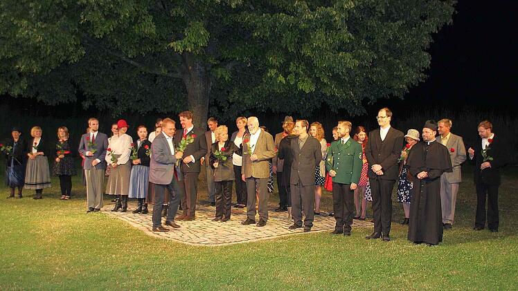Kronachs Bürgermeister Wolfgang Beiergrößlein verteilte nach dem Schlussapplaus Rosen an die Schauspieler und Statisten.  Foto: Friedwald Schedel