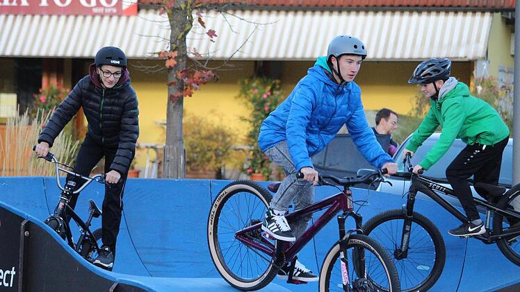 Den mobilen Pumptrack auf dem Rathausplatz haben die Wildfleckener Jugendlichen ausgiebig getestet. Im nächsten Jahr wird ein asphaltierter Pumptrack errichtet, der in ein neues Freizeitgelände integriert ist. Die Jugendlichen sind in die Planungen eingebunden.  Foto: Sebastian Schmitt-Mathea