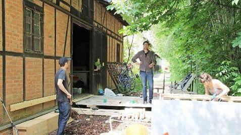 An der Scheune, in der der Verein "Wirgestalten" diverse Veranstaltungen anbietet, wurde am Dienstagnachmittag noch gewerkelt. Foto: Ulrike Nauer