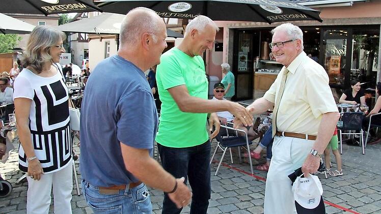 Heimatvereinsvorsitzender Klaus-Peter Gäbelein (r.) begrüßte die Besucher aus Wolfsberg, hier Robert Schmid. Foto: Richard Sänger