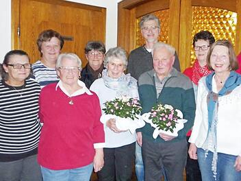 Die Geehrten Fini Stumpf und Ludwig Jakob (mit Blumen) zusammen mit dem 1. Vorsitzenden Hardy Hanuschke (hinten) und Stadträtin Carin Bülling (rechts) im Kreis der Vorstandschaft  Foto: K.- H. Hofmann