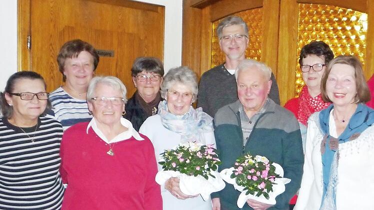 Die Geehrten Fini Stumpf und Ludwig Jakob (mit Blumen) zusammen mit dem 1. Vorsitzenden Hardy Hanuschke (hinten) und Stadträtin Carin Bülling (rechts) im Kreis der Vorstandschaft  Foto: K.- H. Hofmann