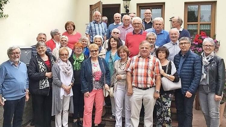 Der Realschul-Jahrgang 1968 einst und jetzt. Nach 50 Jahren trafen sich die Absolventen wieder.  Foto: privat