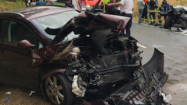 Durch den Frontalzusammenstoß dürften beide Autos Totalschaden haben. Foto: NEWS 5/Merzbach