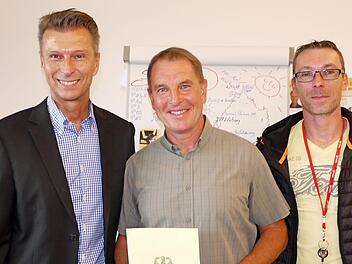 ZSPL-Leiter Coburg, Karl-Heinz Hacker, und Betriebsrat Rene Voigt beglückwünschen Stefan Schmidt zu seinem 40. Dienstjubiläum.  Foto: privat