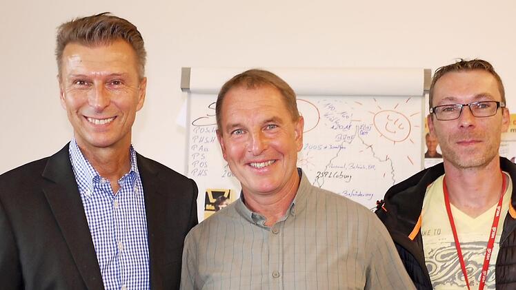 ZSPL-Leiter Coburg, Karl-Heinz Hacker, und Betriebsrat Rene Voigt beglückwünschen Stefan Schmidt zu seinem 40. Dienstjubiläum.  Foto: privat