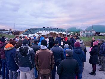 Rund 60 interessierte Bürger diskutierten mit Vertretern der Grünen vor dem Gelände der geplanten Mastanlage.        Foto: Tina Meier