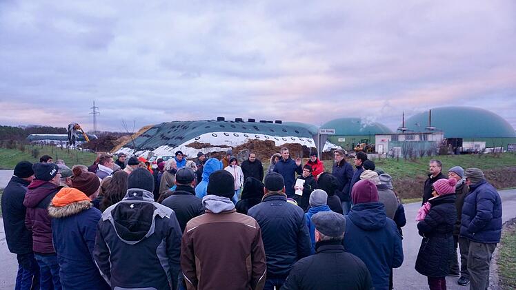 Rund 60 interessierte Bürger diskutierten mit Vertretern der Grünen vor dem Gelände der geplanten Mastanlage.        Foto: Tina Meier