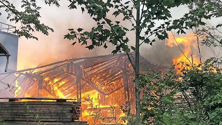 ... um das Feuer unter Kontrolle zu bringen.