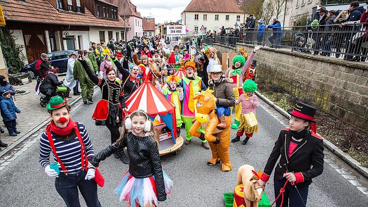 Bunt war der Zug, der sich durch Trossenfurt und Tretzendorf schlängelte.
