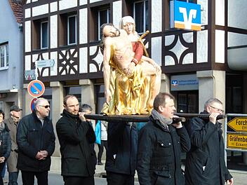 Die Karfreitagsprozession in Neunkirchen am Brand: Archivfoto: Petra Malbrich