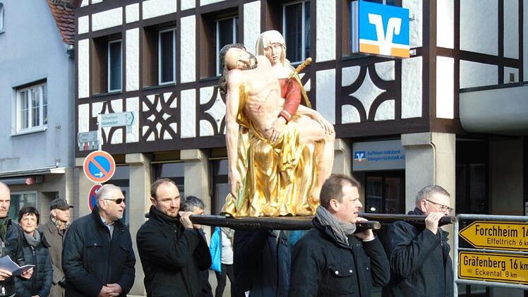 Die Karfreitagsprozession in Neunkirchen am Brand: Archivfoto: Petra Malbrich