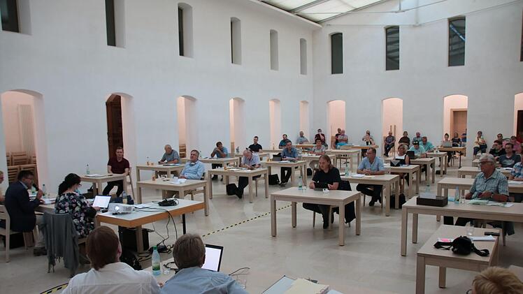 Neuer Sitzungssaal: Wenn der Speisesaal der Bayerischen Musikakademie verfügbar ist, tagt der Hammelburger Stadtrat in Zukunft dort. So können die Corona-Auflagen eingehalten werden. Gleich bei der Premiere gab es gute Nachrichten von Kämmerin Jennifer Triest. Foto: Ralf Ruppert