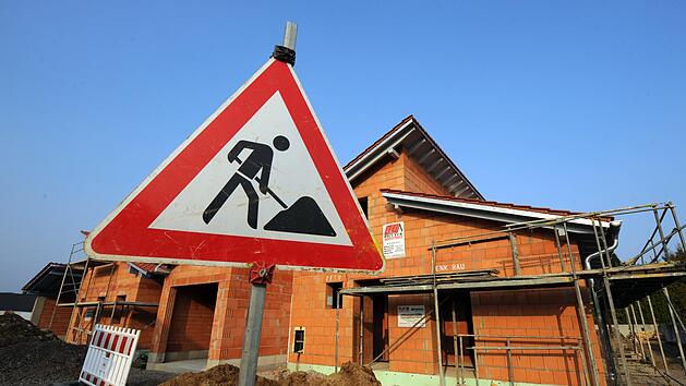 Für Wohngrundstücke gilt in der Marktgemeinde Schondra nun eine zweijährige Bauverpflichtung mit einem Wohnhaus. Symbolbild: Armin Weigel/dpa
