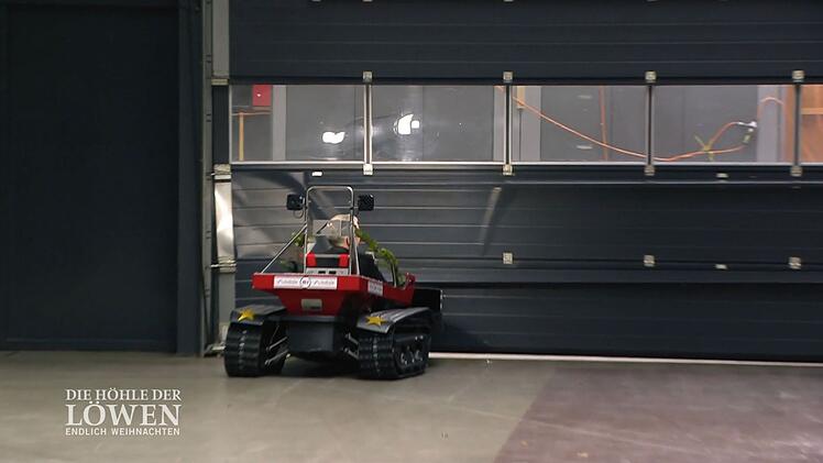 Das Hallentor hat sich nach dem harten Aufprall verformt. Und Frank Thelen? Der übersteht den Unfall zum Glück unbeschadet.