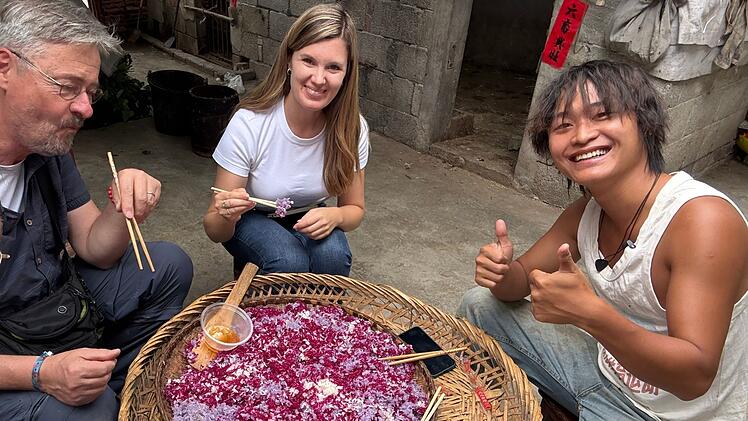 Der 25-j&auml;hrige Adiao (rechts) wohnt in einem abgelegenen Dorf. Der junge Mann m&ouml;chte dennoch Influencer werden.
