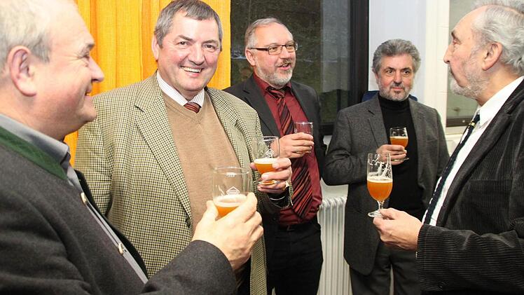 Die Gäste lassen sich das Festbier ...