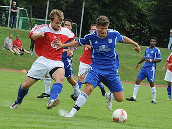 Hände weg: Nicht ganz regelkonform hält Münnerstadts Julian Göller (rechts) den Bad Kissinger Florian Wedlich auf Distanz. Foto: Hopf