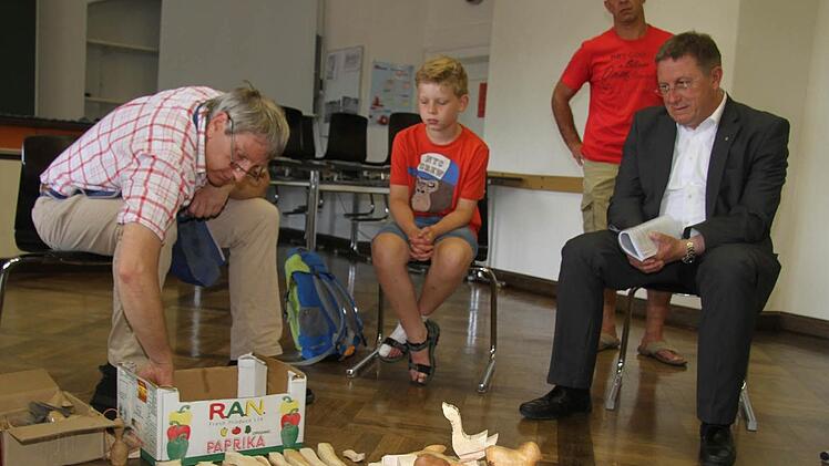 Bei Oberbürgermeister Henry Schramm (rechts) werden Kindheitserinnerungen wach, früher hat er auch geschnitzt: kleine Holzpfeifchen.