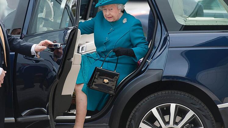 Sucht einen neuen Chauffeur: Queen Elisabeth II. Der gute Mann soll sieben Tage zur Verfügung stehen, aber einen mehr als bescheidenen Lohn bekommen. Foto: Will Oliver / dpa