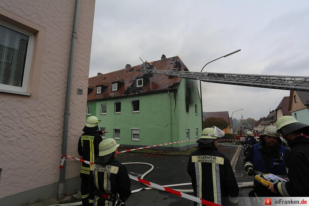Brand nach Explosion in Mehrfamilienhaus