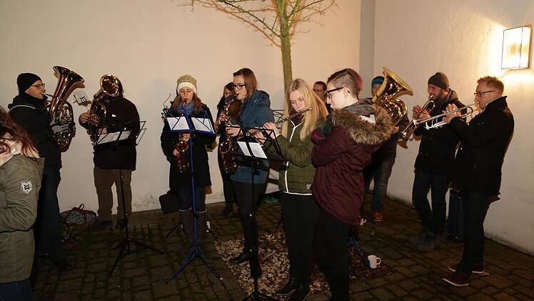 Der Musikverein spielte nach dem Konzert im Pfarrhof. Foto: Franz Galster