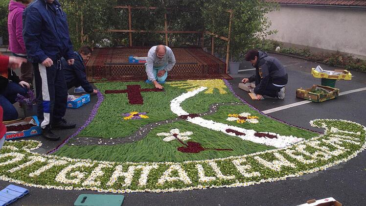 Beim Auslegen konnten es nie genug Helfer sein. Die Teppiche waren eine Augenweide. Foto: Sonny Adam