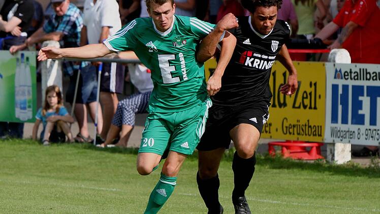 Packender Zweikampf zwischen dem Sander Tevin McCullough (rechts) und dem Gästespieler Patrick Stauber.