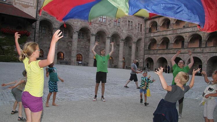 Das Team des Landkreis-Spielmobils hatte wieder viele lustige Spiele dabei. Foto: Sonny Adam