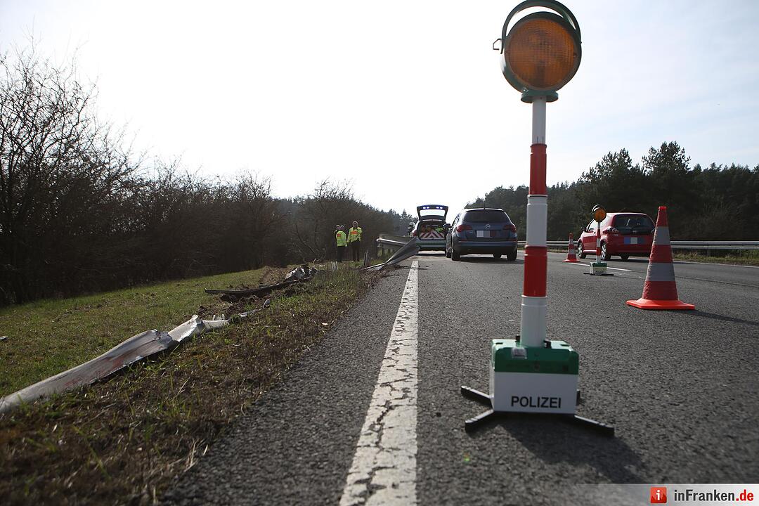 Schwerlastkran stürzt Böschung hinab - Fahrer verstirbt an der Unglücksstelle