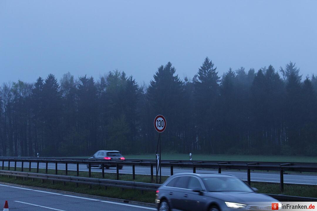 Starkregen sorgt für Abflug: Nissan schießt von Autobahn und landet drei Meter tiefer im Graben - Wagen überschlägt sich auf einer Strecke von 120 Metern mehrfach – Nissan bleibt völlig deformiert auf Wiese liegen – Fahrer eingeklemmt und schwerst verletzt – Polizei sucht nach Unfallzeugen