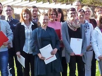 Unser Bild zeigt die geehrten Mitarbeiterinnen und Mitarbeiter des BRK-Kreisverbandes Kulmbach zusammen mit (von links) Marktleugasts Bürgermeister Franz Uome und Kreisvorsitzenden Landrat Klaus Peter Söllner sowie Kreisgeschäftsführer Reinhold Dippold (hinten, 13 von rechts). Foto: Klaus-Peter Wulf