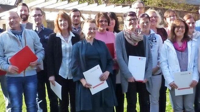 Unser Bild zeigt die geehrten Mitarbeiterinnen und Mitarbeiter des BRK-Kreisverbandes Kulmbach zusammen mit (von links) Marktleugasts Bürgermeister Franz Uome und Kreisvorsitzenden Landrat Klaus Peter Söllner sowie Kreisgeschäftsführer Reinhold Dippold (hinten, 13 von rechts). Foto: Klaus-Peter Wulf