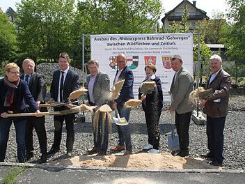 Symbolischer Spatenstich: Bundestagsabgeordnete Sabine Dittmar (von links), Landrat Thomas Bold, Landtagsabgeordneter Sandro Kirchner, der Zeitlofser Bürgermeister Wilhelm Friedrich, Wildfleckens Ortschef Gerd Kleinhenz, die Bad Brückenauer Bürgermeisterin Brigitte Meyerdierks, Riedenbergs Rathaus-Chef Roland Römmelt und Planer Robert Zehe Foto: Ulrike Müller
