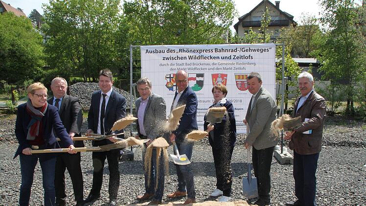 Symbolischer Spatenstich: Bundestagsabgeordnete Sabine Dittmar (von links), Landrat Thomas Bold, Landtagsabgeordneter Sandro Kirchner, der Zeitlofser Bürgermeister Wilhelm Friedrich, Wildfleckens Ortschef Gerd Kleinhenz, die Bad Brückenauer Bürgermeisterin Brigitte Meyerdierks, Riedenbergs Rathaus-Chef Roland Römmelt und Planer Robert Zehe Foto: Ulrike Müller