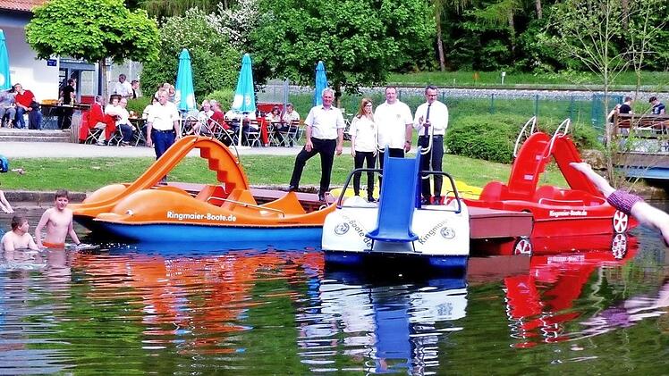 Während Gemeinderat Christian Potzel bereits ins Wasser hechtet, wählen Gerlinde Muhr und die Kids den gemütlicheren Einstieg in den noch relativ kühlen See. BRK-Kreisgeschäftsführer Jürgen Dippold, der Leiter der Kreiswasserwacht, Lutz Striewski, Ortsgruppenleiterin Nadine Kolb und Bürgermeister Werner Diersch (von rechts) beobachten das alles vom sicheren Steg aus. Foto: Dieter Hübner