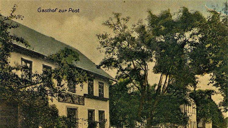 Hinter dem Gasthaus zur Post (Foto 1910) entstand die Puppenfabrik Brückner & Och. Weiter sind zu sehen die Kolonialwarenhandlung Amanda Och sowie das Gasthaus zur Eisenbahn.  Repro: Gerd Fleischmann