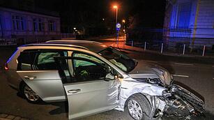 Hainstraße in Bamberg: Auto kracht in Betonmauer – 40.000 Euro Schaden