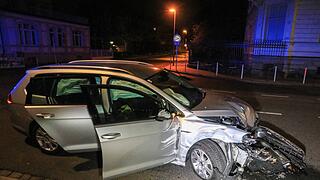 Hainstraße in Bamberg: Auto kracht in Betonmauer – 40.000 Euro Schaden