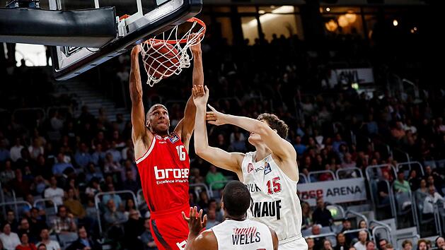 Louis Olinde stopft den Ball durch den Ring. Die W&uuml;rzburger Fynn Fischer (rechts) und Cameron Wells k&ouml;nnen das Dunking des Bamberger Youngsters nicht verhindern. Foto: Daniel L&ouml;b