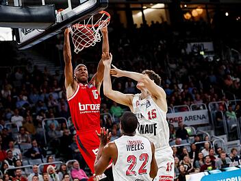 Louis Olinde stopft den Ball durch den Ring. Die Würzburger Fynn Fischer (rechts) und Cameron Wells können das Dunking des Bamberger Youngsters nicht verhindern. Foto: Daniel Löb