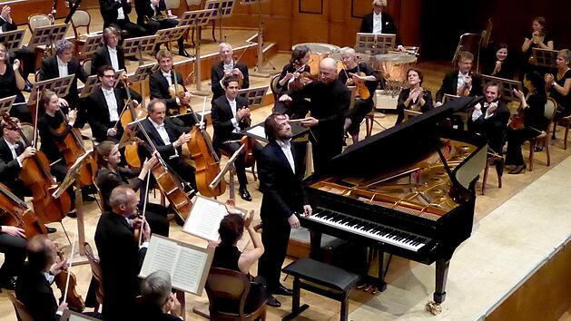 Nach Robert Schumanns Klavierkonzert nahm Daniil Trifonov die Ovationen der Begeisterung entgegen. Das Orchester bekam allerdings genauso viel Beifall von dem hingerissenen Publikum. Foto: Gerhild Ahnert