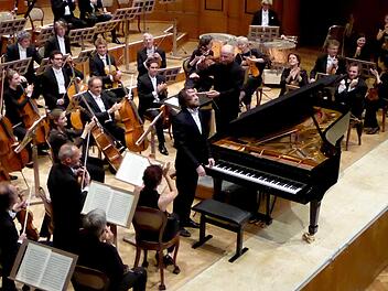 Nach Robert Schumanns Klavierkonzert nahm Daniil Trifonov die Ovationen der Begeisterung entgegen. Das Orchester bekam allerdings genauso viel Beifall von dem hingerissenen Publikum. Foto: Gerhild Ahnert